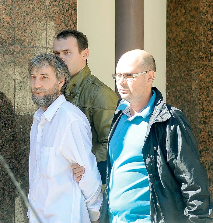 
    Electricianul TVR a fost arestat la domiciliu după ce a intrat cu o Dacie în curtea GuvernuluiFoto: Mediafax  