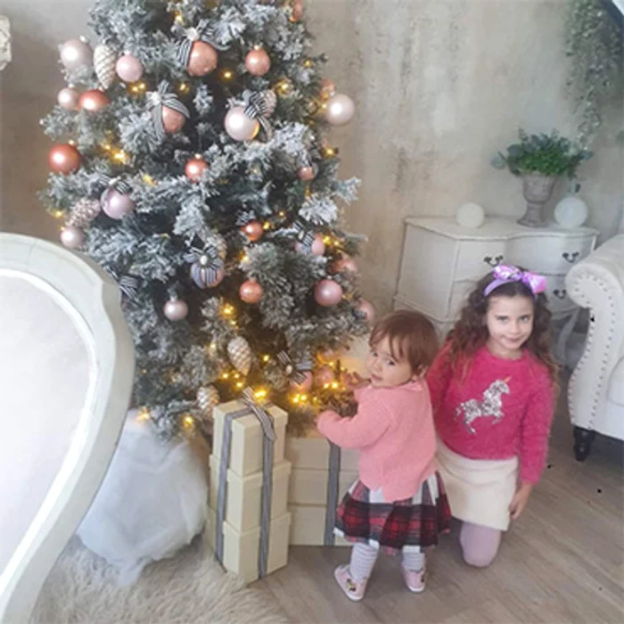 
    Fetițele ei au împodobit deja bradul  