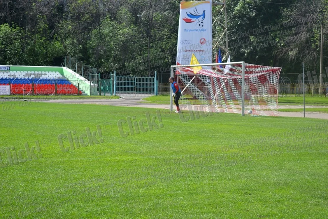 Echipa artiştilor români beneficiază de serviciile foştilor fotbalişti Robert Niţă şi Daniel Chiriţă.