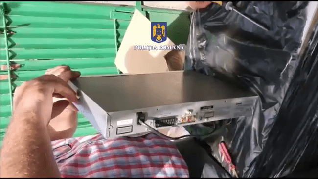 Bijuterii îndesate în carcasele unor aparate electronice, aduse în țară prin curierat VIDEO