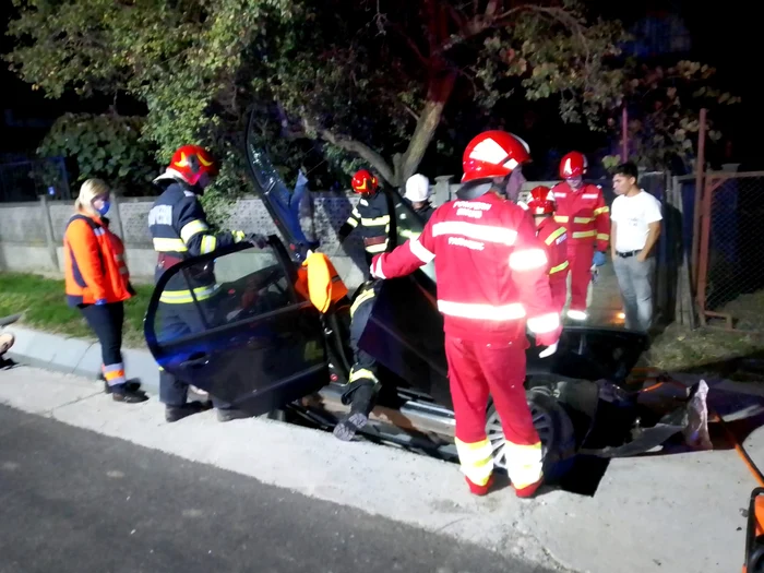 Mașina a lovit câțiva pomi de pe marginea drumului FOTO arhivă Adevărul