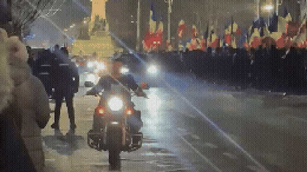 Manifestanții suveraniști, împiedicați de jandarmi să sară pe motociclistul Adrian Băzăvan, după ce acesta a proiectat celebra replică „Marș la Moscova” pe o clădire