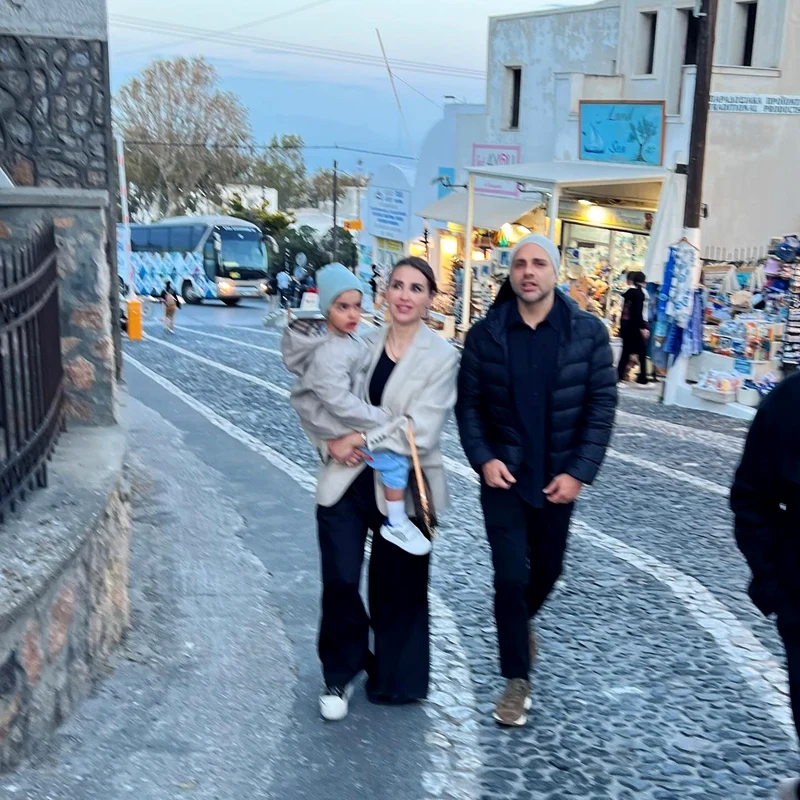 Roxana Blagu, la plimbare, alături de soț și fiul lor. Sursă: Facebook