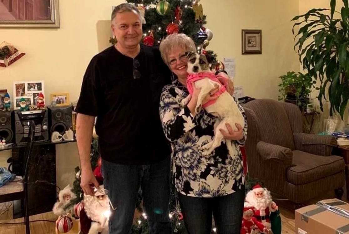 Cățelușa Mia și-a petrecut primul Crăciun alături de noua familie, la Seattle