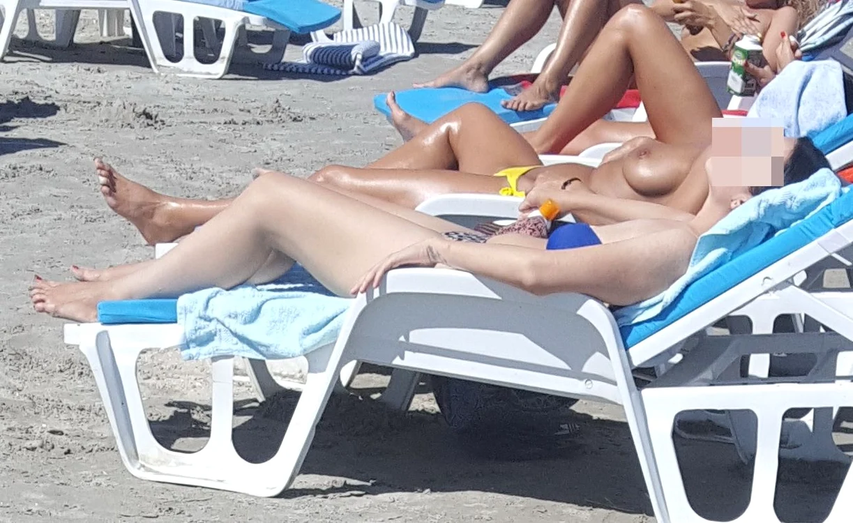 Fetele au renunțat la sutien pe plaja din Mamaia