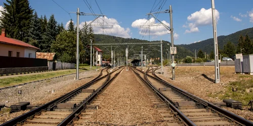 linii cale ferata macaze busteni vara cfr infrastructura foto shutterstock