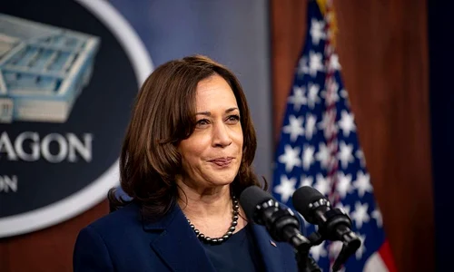 Kamala Harris (© Lisa Ferdinando / NARA & DVIDS Public Domain Archive)