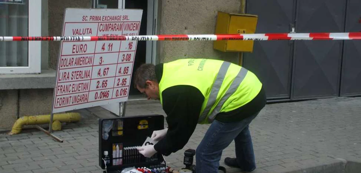 Criminaliştii iau probe de la casa de schimb valutar