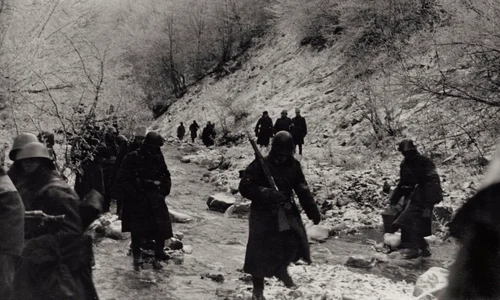 O unitate a Armatei Române înaintează de-a lungul unui pârâu (© Getty Images)