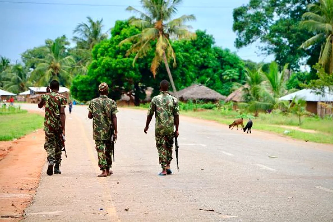 Militari mozambicani patrulând la Mocimboa da Praia FOTO AFP
