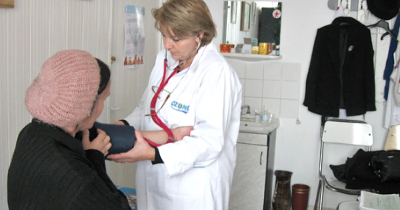 Medicul de familie consultă o pacientă. Foto arhivă