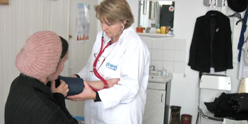 Medicul de familie consultă o pacientă. Foto arhivă