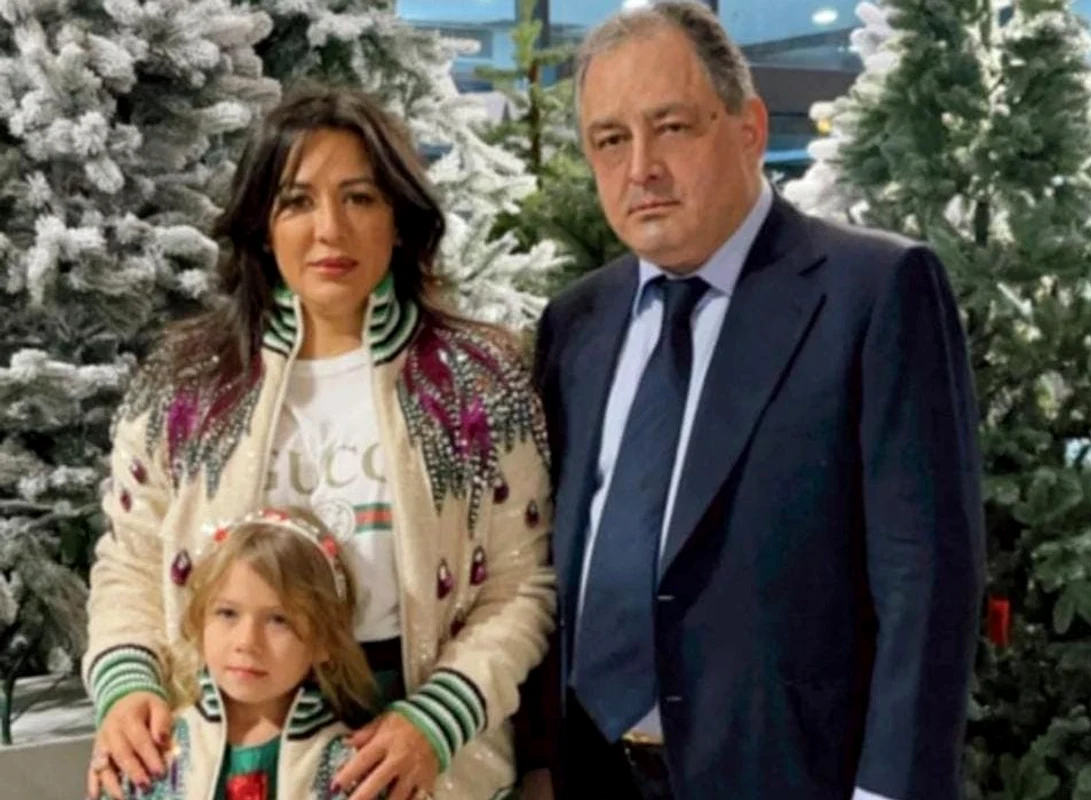 Oana Mizil, alături de Marian Vanghelie și de fiica lor, Maria. Sursa: Facebook