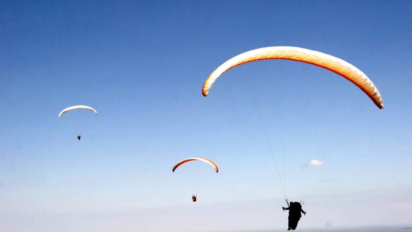 Concursul de parapante Sky Open 2022 la Braşov FOTO Digi 24
