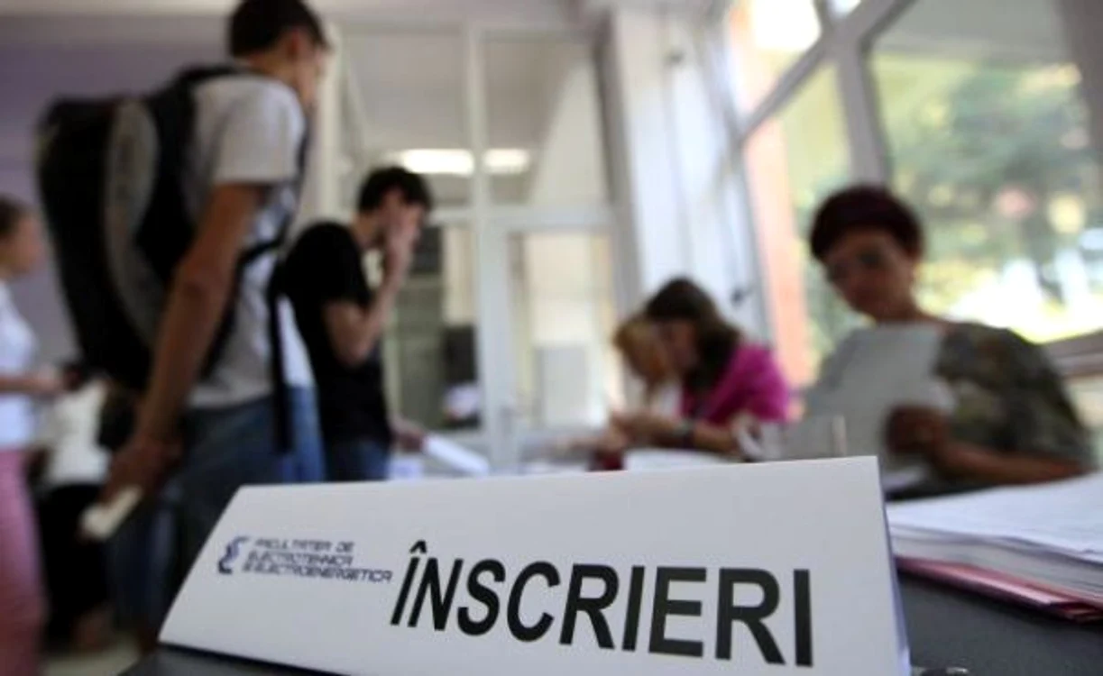 
    Adolescenții care au luat bacalaureatul trebuie să plătească pentru a urma o facultate deși oficial învățământul în România este gratuit  