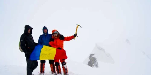 Cei trei tineri care au ajuns in Pamir sunt Adrian Fako (22 ani), Lucian Roşu (22 ani) si Tiberiu Pintilie (25 ani) 
