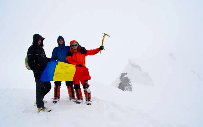 Cei trei tineri care au ajuns in Pamir sunt Adrian Fako (22 ani), Lucian Roşu (22 ani) si Tiberiu Pintilie (25 ani) 