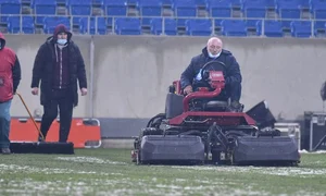 Masinuța de curățat zăpada a fost folosită abia la pauză jpeg