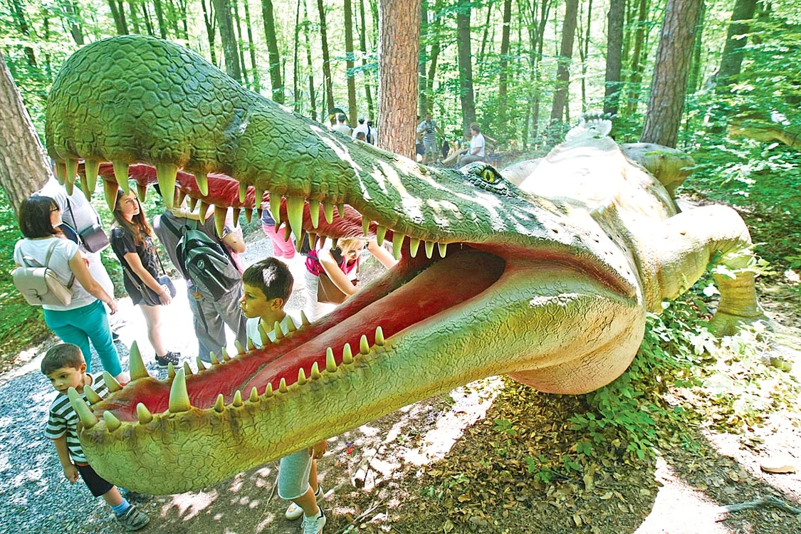 Copiii sunt fascinați de dinozaurii de la RâșnovFoto: Dorin Constanda