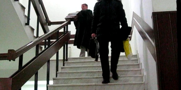 Avocatul Robert Caradji (pe scări, sus, cu servieta în mână)