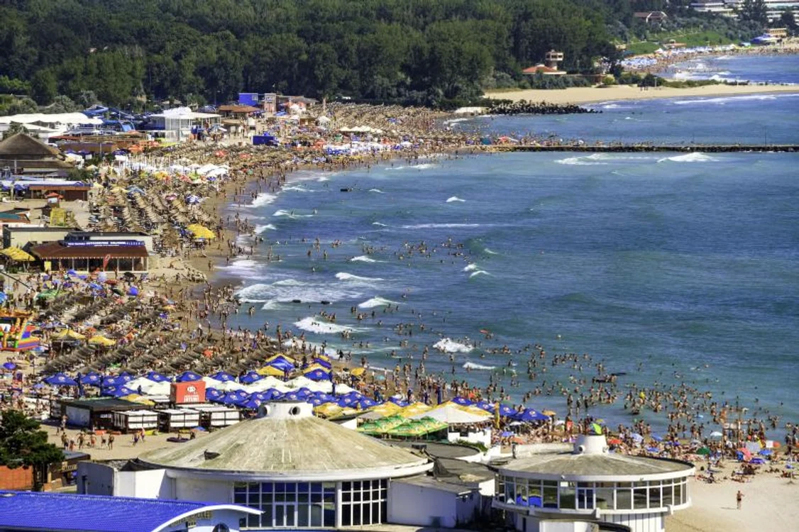 Litoralul românesc reprezintă o parte din țărmul occidental al Mării Negre și se întinde de la granița cu Ucraina 