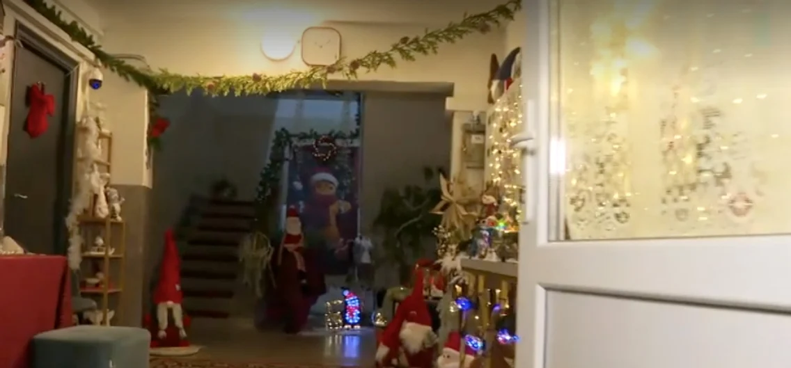 Atmosfera de Crăciun într-un bloc din Severin / Foto: captură video PRO TV