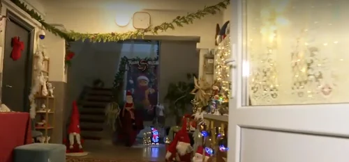 Atmosfera de Crăciun într-un bloc din Severin / Foto: captură video PRO TV
