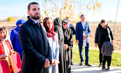 Nicolae al României și soția sa, Alina Maria de Roumanie, la slujba de sfințire a unei biserici   Instagram (2) jpg