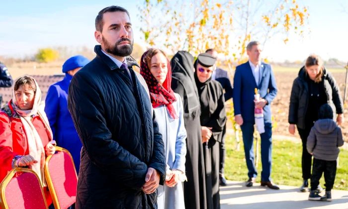 Nicolae al României și soția sa, Alina Maria de Roumanie, la slujba de sfințire a unei biserici   Instagram (2) jpg