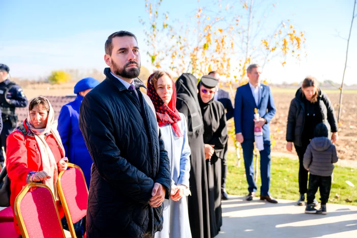 Nicolae al României și soția sa, Alina Maria de Roumanie, la slujba de sfințire a unei biserici   Instagram (2) jpg