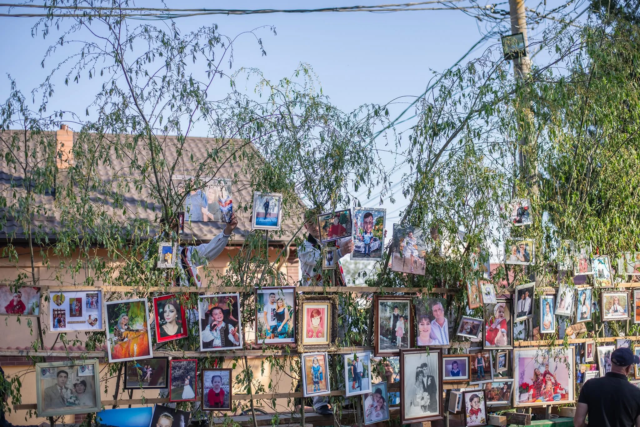 Timpul horelor: de la „hora de pomană” pentru sufletul celor duși nenuntiți, la „Govia” care adună satul. „Acum tineretul e cu altele”