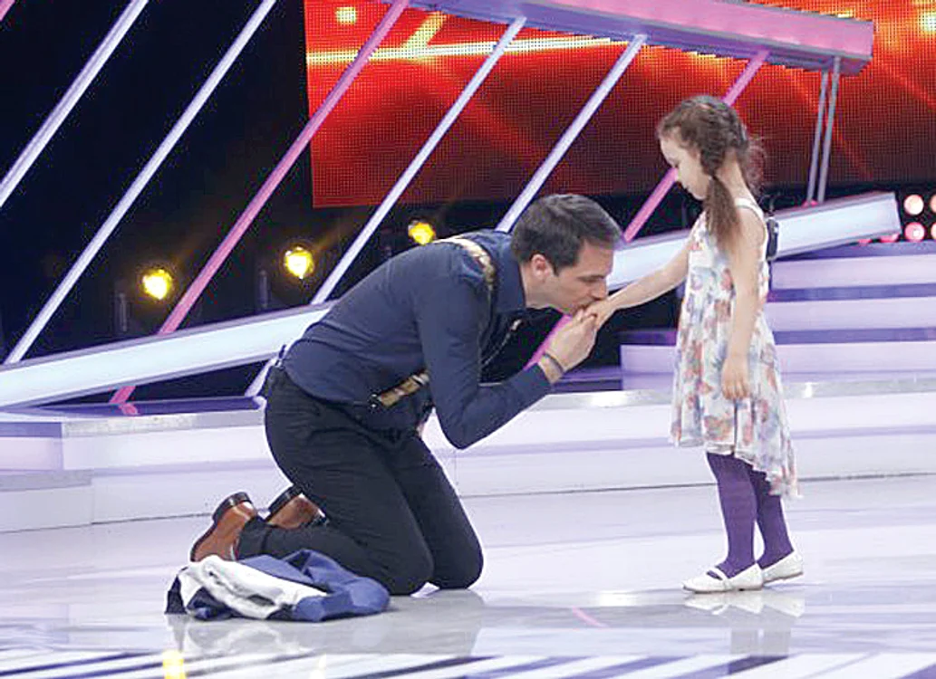 
    Dan Negru stă  în genunchi în jur  de oră, la fiecare  ediţie a emisiunii   