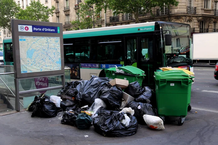 Mesaj pentru premierul Franței: „Curăță, Valls!”Sursă: AP