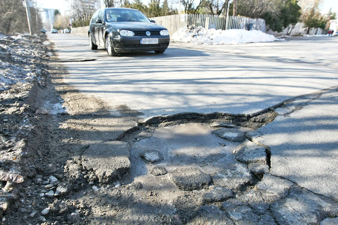 Mașinile fac slalom printre  gropi, doar-doar or scăpa de capcanele rutiere