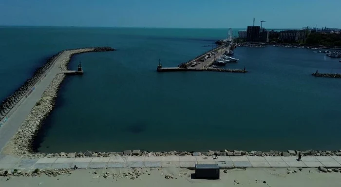 Apa Mării Negre a devenit turcoaz, la Constanța FOTO: Antena 3 CNN