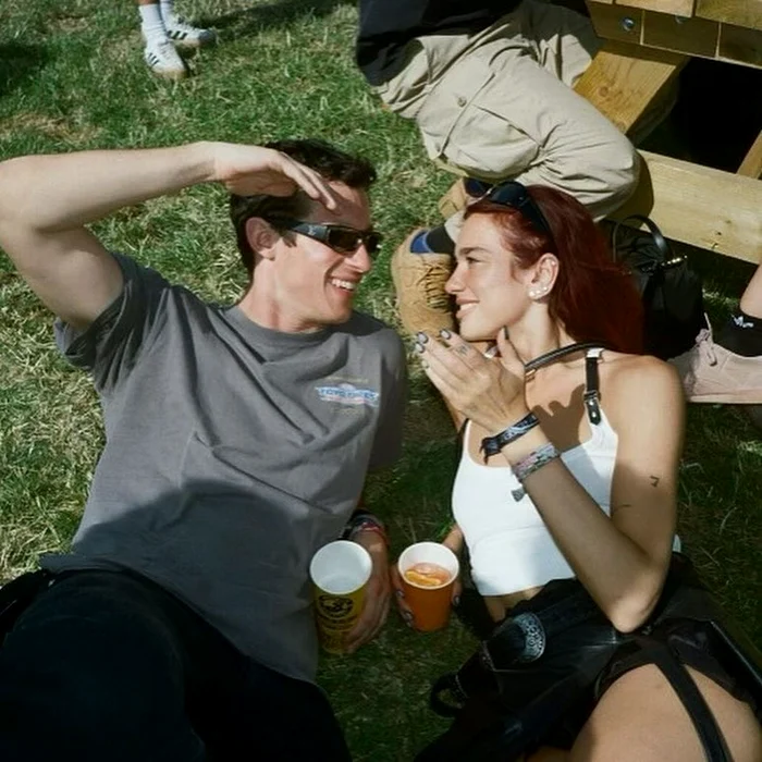 Callum Turner și Dua Lipa se iubesc de un an (Foto: Instagram)