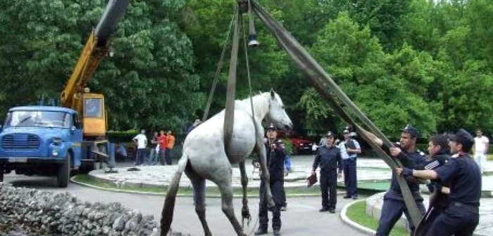 Pompierii au reuşit să-l salveze pe bietul animal (foto arhivă)