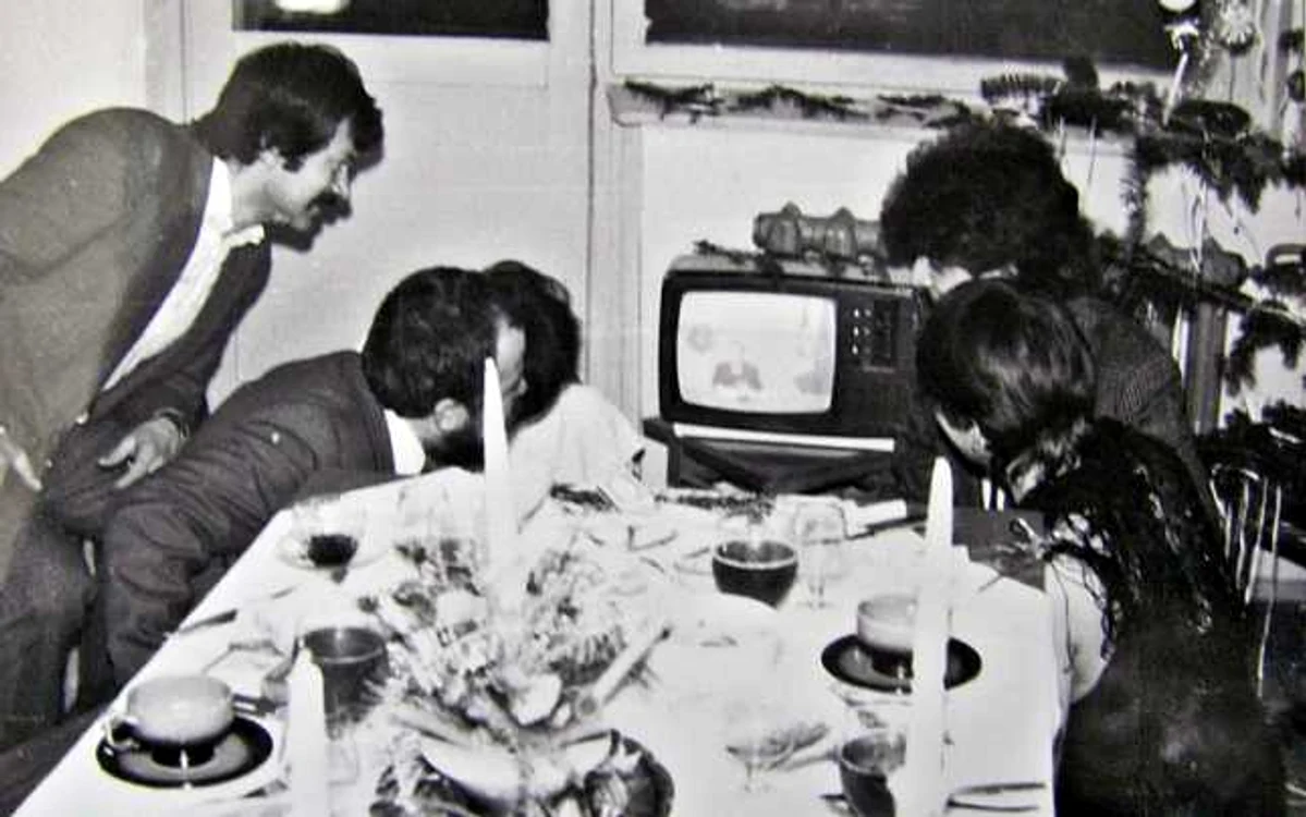 În anii 80, cei mai mulți români petreceau Revelionul acasă cu familia sau cu prietenii
