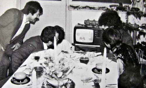 În anii 80, cei mai mulți români petreceau Revelionul acasă cu familia sau cu prietenii jpeg
