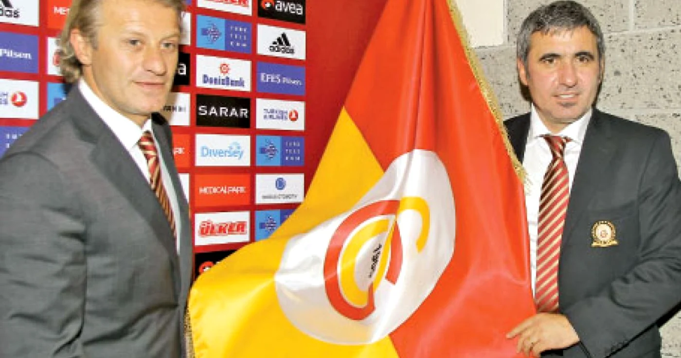Kerimoglu Tugay (stânga) şi Gică Hagi, pregătiţi să o facă pe Galata campioană 