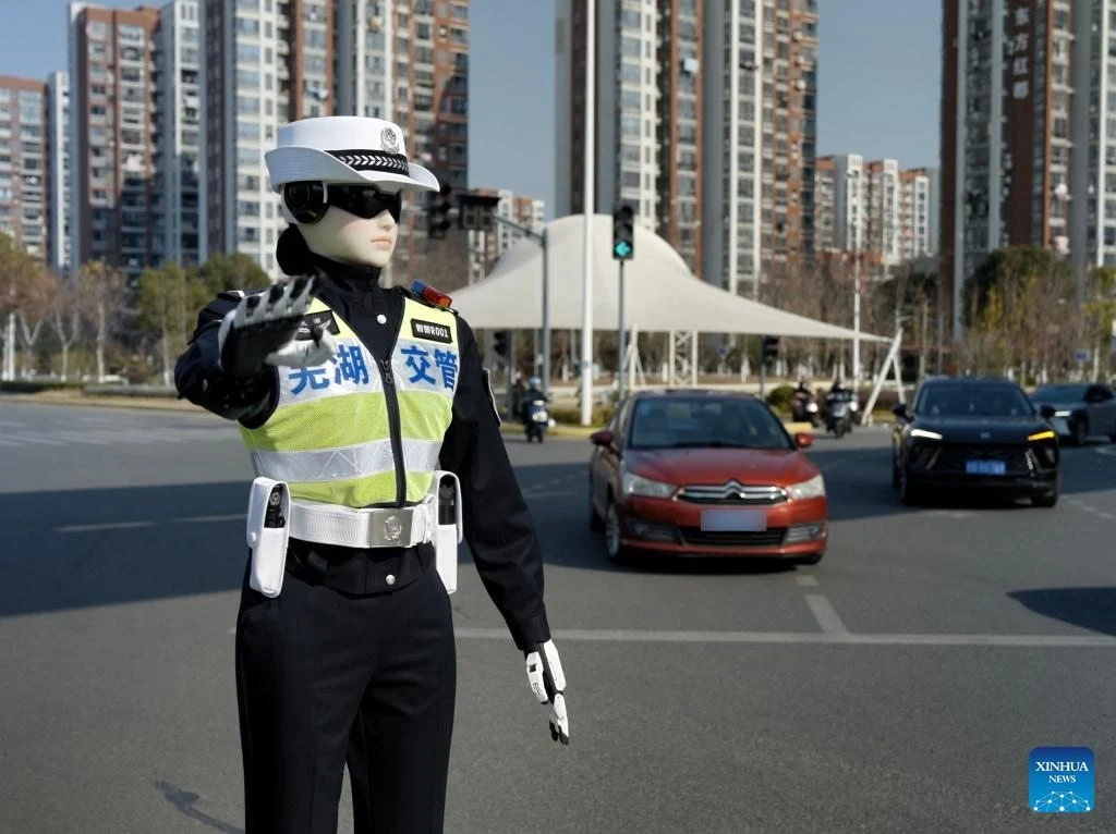China trimite în stradă „RoboCops”. Polițiștii cu inteligență artificială dirijează traficul și avertizează pietonii