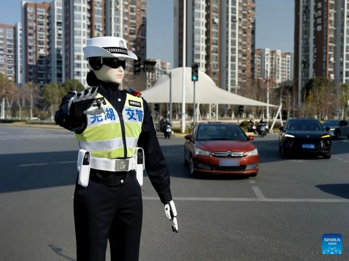 Polițist robot pe străzile din China/FOTO:X