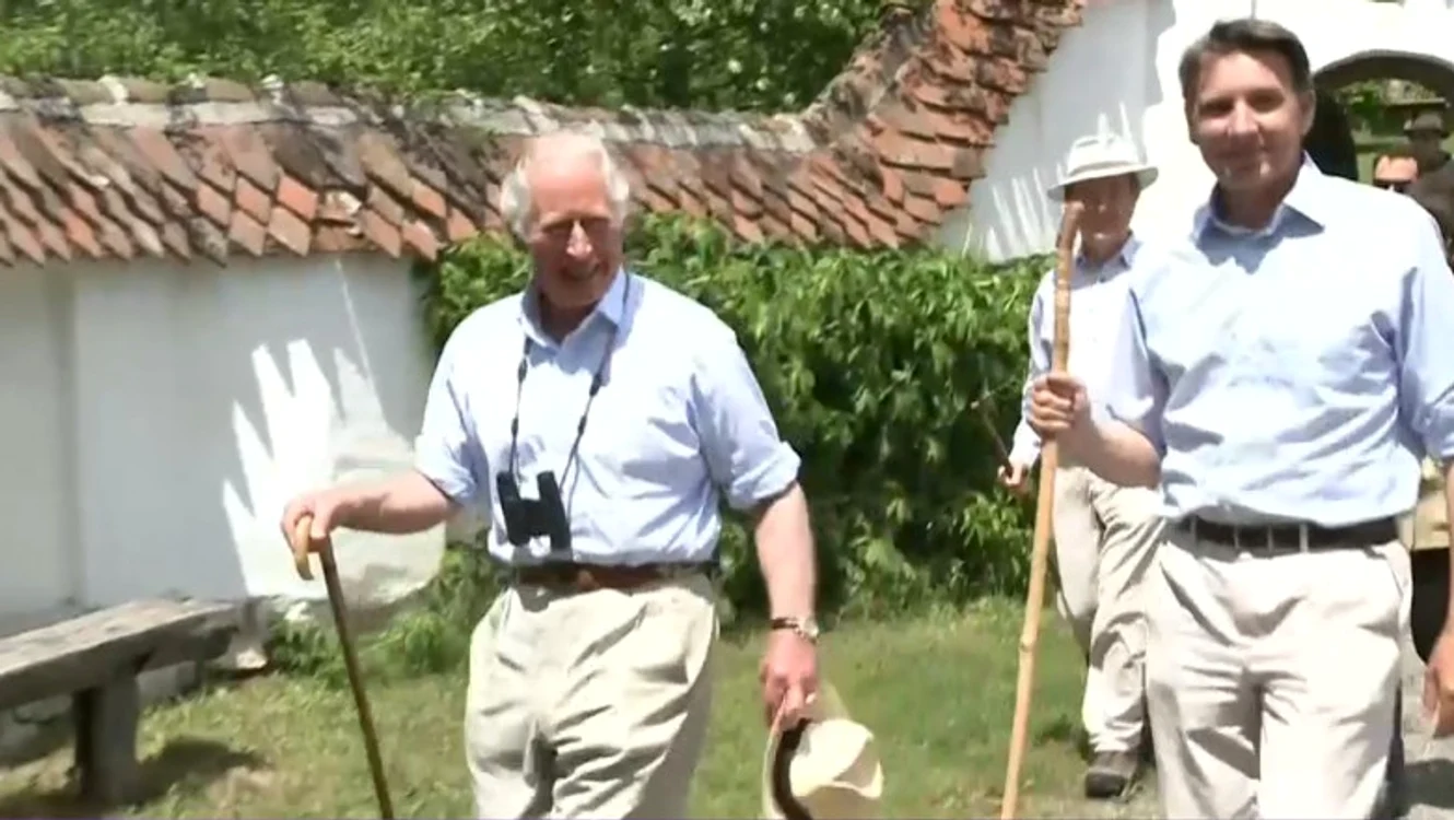 La Valea Zălanului,  în cămașă și cu  binoclu, gata  de plimbare. Captură Digi 24