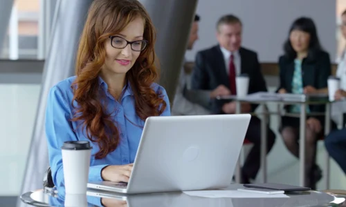 tanara laptop angajata companie png
