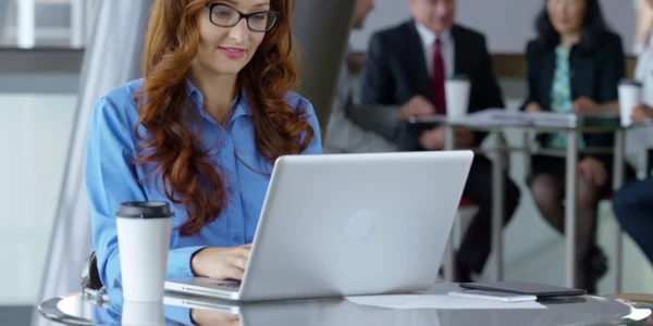 tanara laptop angajata companie png