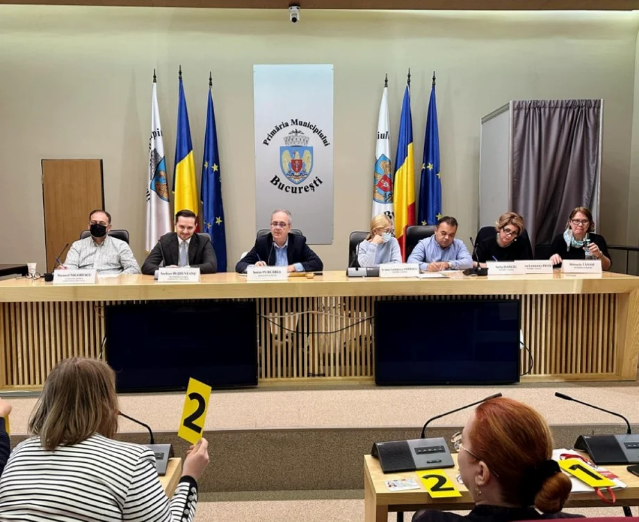 Membrii prezenți la licitația cu strigare.