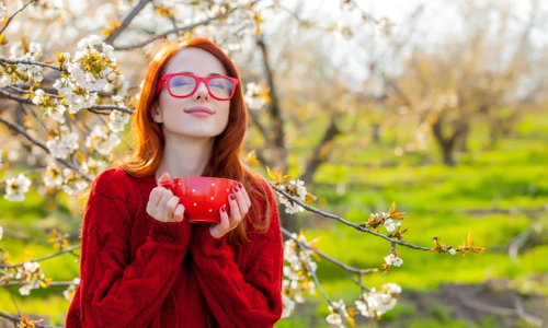 femeie fericita_primavara_shutterstock 1043687317 jpg