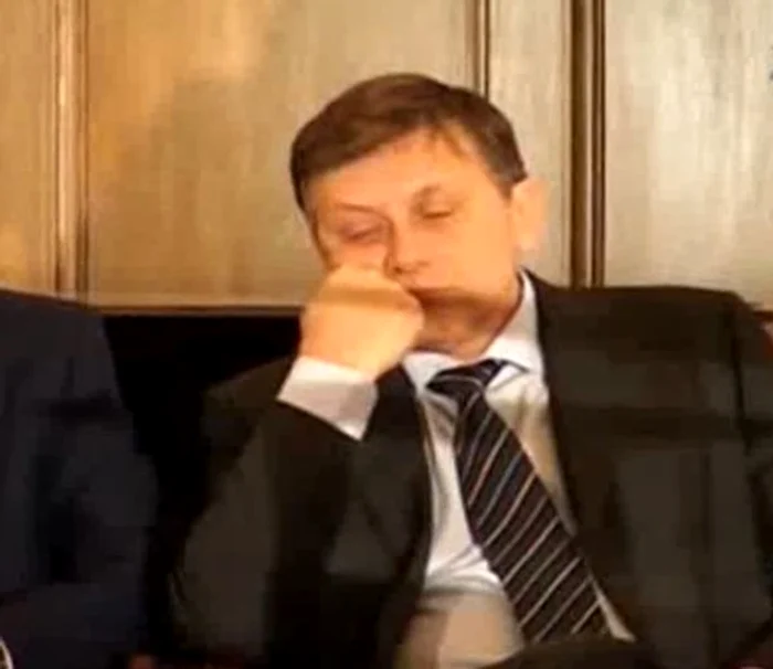 
    Crin Antonescu a aţipit în timpul discursului lui Ponta. (captură video)  