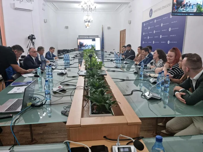 Întâlnire între Ministrul Educației și studenți privind Legea învățământului superior Foto: Facebook