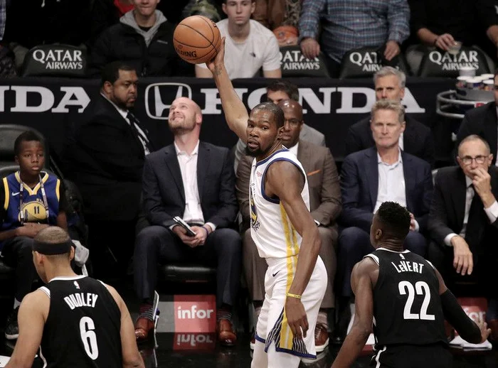 
    Kevin Durant ar fi printre vedetele NBA infectate cu coronavirusFOTO: EPA  